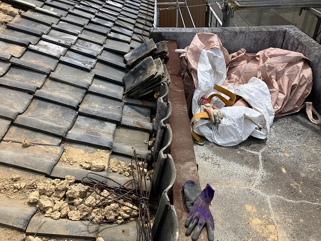 屋根の端部にガードを設置